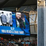 Viola Beach omkom vid bron i Södertälje i februari. Bandet hyllades på en fotbollsmatch i Manchester.