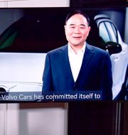 Li Shufu, på skärmen, är ordförande för Volvo Cars.  Jonas Ekströmer/TT