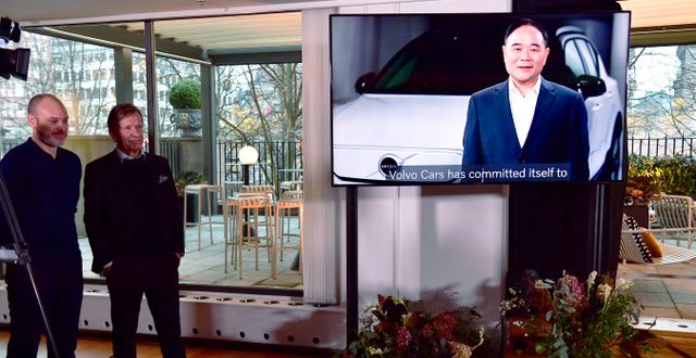 Li Shufu, på skärmen, är ordförande för Volvo Cars.  Jonas Ekströmer/TT