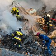 Brandmän jobbar efter nattens attack mot Kyiv.