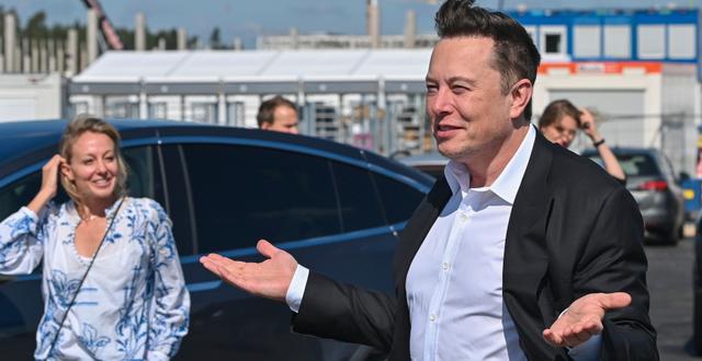 Elon Musk besöker ett av Teslas fabriker, som är under uppbyggnad, nära Berlin. Patrick Pleul / TT NYHETSBYRÅN