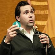 Bistånd- och utrikeshandelsminister Benjamin Dousa (M) håller uppe n snusdosa under ett besök i en gymnasieskola i Stenungssund i mars 2026.