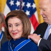 Joe Biden ger frihetsmedalj till Nancy Pelosi i början av maj. 