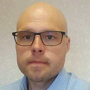 Kommunalrådet Andreas From (S) och en illustrationsbild på ett hus.