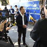 Statsminister Ulf Kristersson (M) anländer till Norrköping med Moderaternas valbuss. 