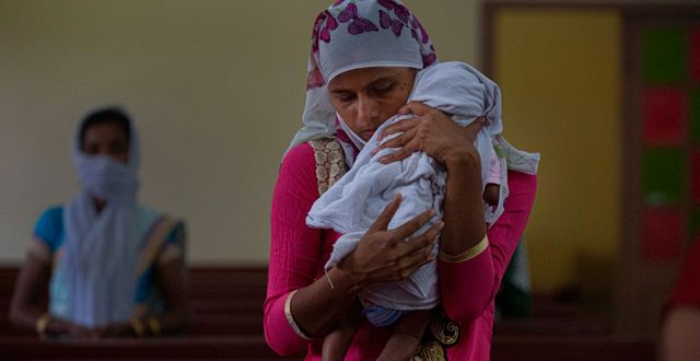 En kvinna i Indien håller sitt nyfödda barn Anupam Nath / TT NYHETSBYRÅN