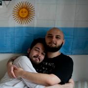 Dmitri Yarin och hans partner Nikolai Shushpan framför den argentinska flaggan.