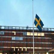 Flagga på halv stång vid Enskede gårds gymnasium efter knivmordet.