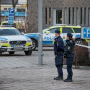 Avspärrningar utanför polishuset på måndagen.