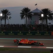 Charles Leclerc på tävlingsbanan i Abu Dhabi.