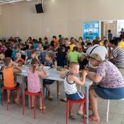 Barn från barnhem i Donetsk i Zolotaja Kosa i sydvästra Ryssland (AP)