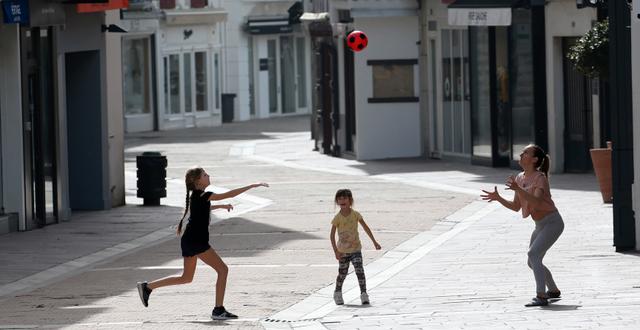 Barn leker på gatan i Saint Jean de Luz.  Bob Edme / TT NYHETSBYRÅN