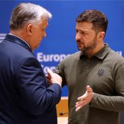 Viktor Orbán och Volodymyr Zelenskyj under ett EU-möte i juni. 