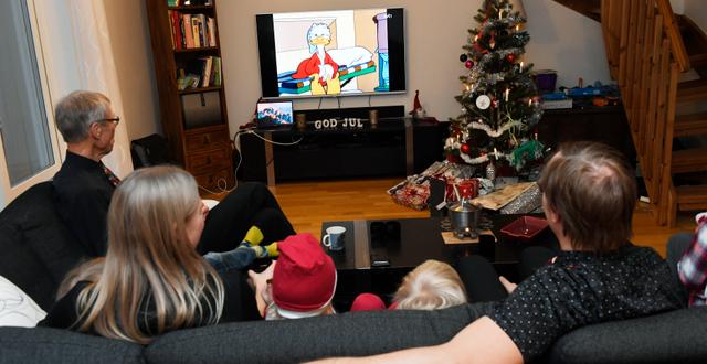 En familj tittar på "Kalle Anka och hans vänner önskar god jul" som traditionsenligt sänds kl 15.00 på julafton, Stockholm 2017. Pontus Lundahl/TT
