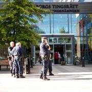 Det var stor polisnärvaro vid Göteborgs tingsrätt när rättegången startade mot tre män med nazistanknytning som står åtalade för allmänfarlig ödeläggelse.