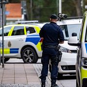 Polis på plats i Malmö efter ett misstänkt mordförsök i en lägenhet den 11 oktober 2025.