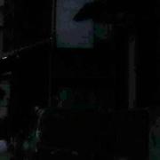 Invånare samlas bredvid en lampa som är tänd tack vare en generator.
