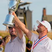 Wyndham Clark firar segern med sin caddie David Pelekoudas.