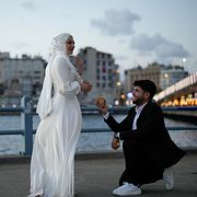 Halil Ibrahim Ucucu och hans fru Hasret Yilmaz Ucucu tar bröllopsbilder i Istanbul (2025).