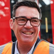 Premiärminister Andy Burnham presenterar ett nytt förslag mot arbetslöshet under ett studiebesök på tisdagen.