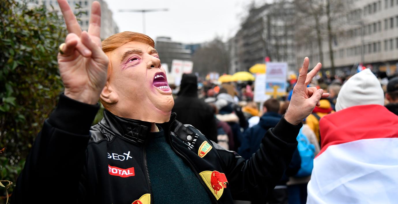 Illustrationsbild av person med Trumpmask. 