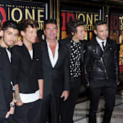 Simon Cowell tillsammans med One Direction. 