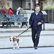 Statsminister Ulf Kristersson (M) ute på promenad med hunden Winston i centrala Stockholm förra veckan.