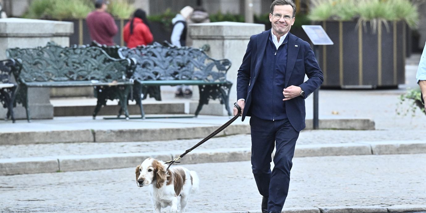 Statsminister Ulf Kristersson (M) ute på promenad med hunden Winston i centrala Stockholm förra veckan.