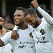 Chinedu Obasi i AIK-tröjan, tvåa från höger.