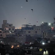 Himlen över Lahore fylls av drakar. 