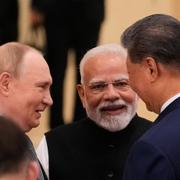 Vladimir Putin tillsammans med Indiens president Narendra Modi och Kinas president Xi Jinping.