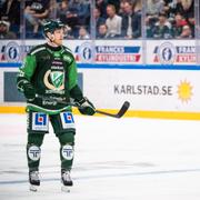 Färjestads Patrik Lundh och Rögles Linus Sjödin under semifinal fyra i SHL mellan Färjestad och Rögle den 22 april 2022 i Karlstad.