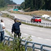 En del av E45 mellan Lilla Edet och Trollhättan i Västergötland är avstängd efter att ett skyfall orsakat ett stort vägras över vägen.