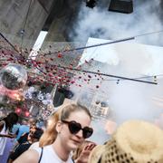 Folk festar och dansar på sommarklubben Trädgården i Stockholm.