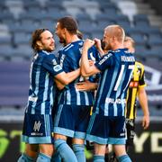 Djurgårdens Erik Berg (mitten) jublar med Kevin Walker och Kalle Holmberg efter sitt 3-1-mål. 