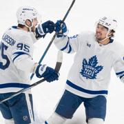 Torontos Ekman-Larsson med lagkamraten Nicholas Robertson i nattens 7–3-seger.