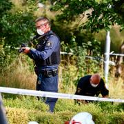 Polisens tekniker på plats efter att en person skjutits till döds i stadsdelen Berga i Linköping.