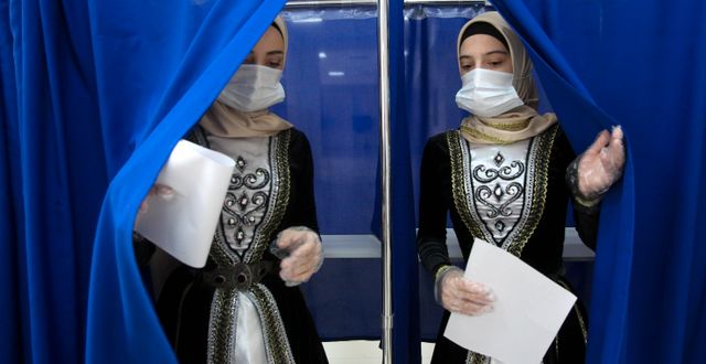 Två kvinnor röstar i ryska delrepubliken Tjetjenien. Musa Sadulayev / TT NYHETSBYRÅN