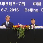 Från vänster: USA:s finansminister Jack Lew, utrikesminister John Kerry, Kinas vice premiärminister Wang Yang och statsråd Yang Jiechi.