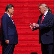 USA:s president Donald Trump och hans fru Melania Trump pratar med Kinas president Xi Jinping och hans fru Peng Liyuan under Xis statsbesök i USA.
