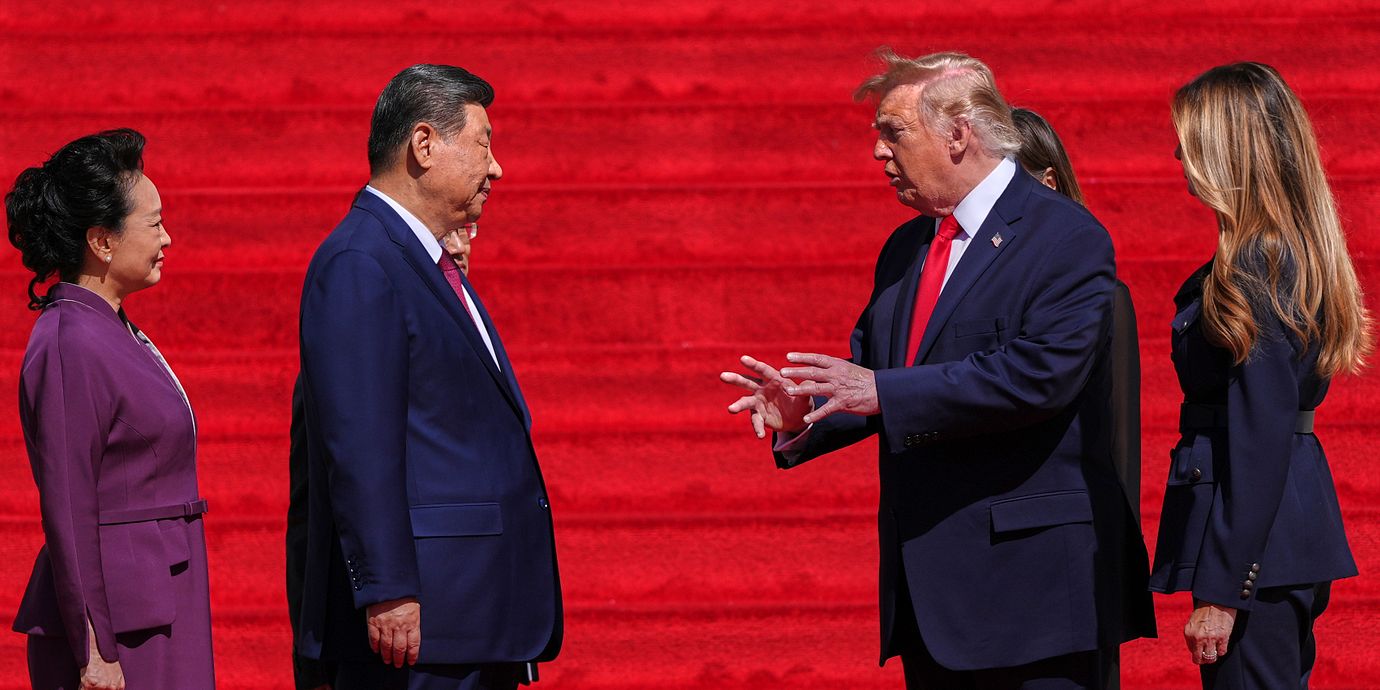 USA:s president Donald Trump och hans fru Melania Trump pratar med Kinas president Xi Jinping och hans fru Peng Liyuan under Xis statsbesök i USA.