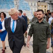 Johnson tillsammans med Ukrainas president Volodomyr Zelenskyj i Kyiv, juni 2022. 