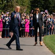 Trump och Melania Trump framför en grupp Trump-supportrar.