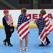 Barn med amerikanska flaggor efter Donald Trumps kampanjmöte i Wasilla i Alaska den 13 oktober.