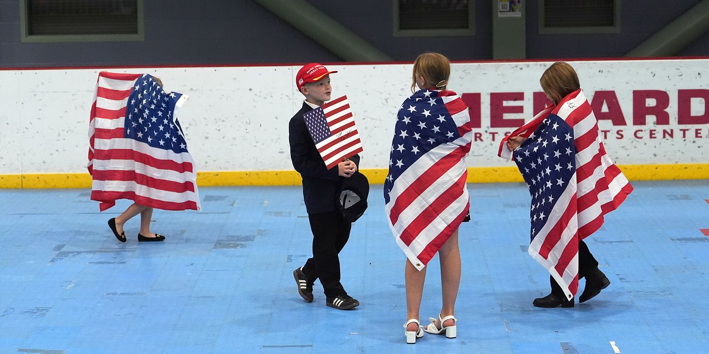 Barn med amerikanska flaggor efter Donald Trumps kampanjmöte i Wasilla i Alaska den 13 oktober.