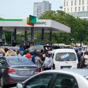 Folk köar för att köpa bensin och diesel på en bensinstation i Lagos, Nigeria.