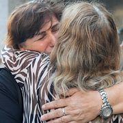 Arkivbild. Anhöriga till några av dödsoffren kramar om varandra inför rättegångsstarten 2022.