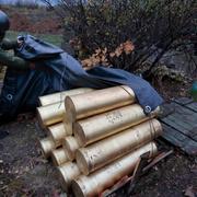 152 milimeters granater täck över av en ukrainsk soldat i Ukrania. 