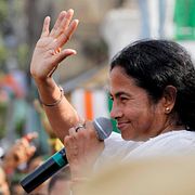 Oppositionspolitikern Mamata Banerjee fördömer mordet.