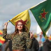 En kurdiska kvinna under en demonstration i tyska Köln. 